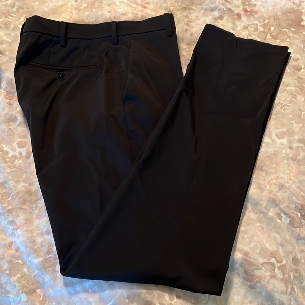 Uniqlo mens slim black slacks with slit pockets
